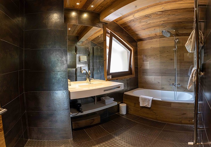 salle de bain avec baignoire chalet adelphine 1