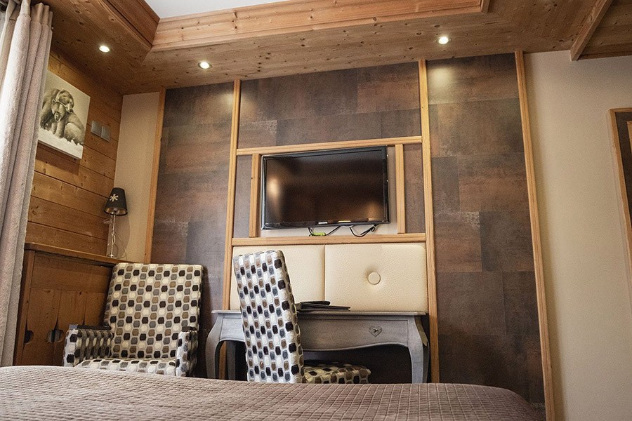 chambre 3 classique 2 personnes lit marron télévision