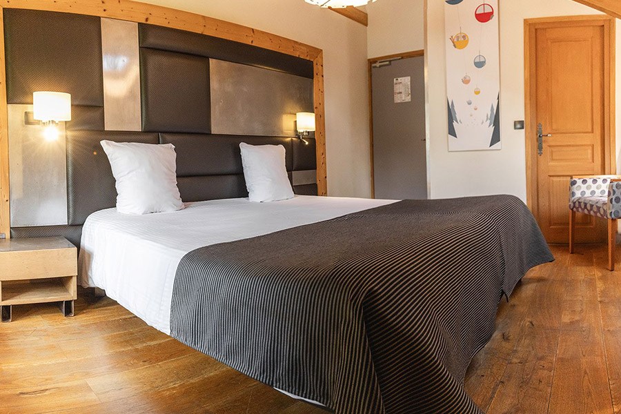 chambre 1 classique 2 personnes lit rayures noires 