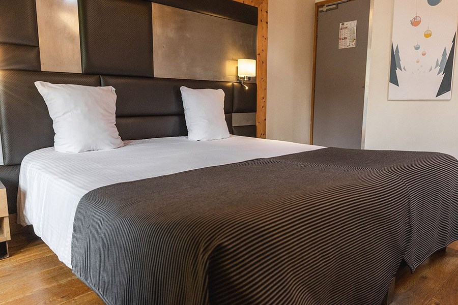 chambre 1 classique 2 personnes lit rayures noires