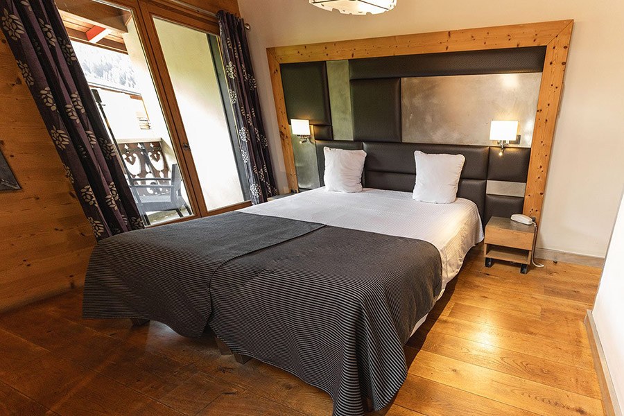 chambre 1 classique 2 personnes lit rayures noires