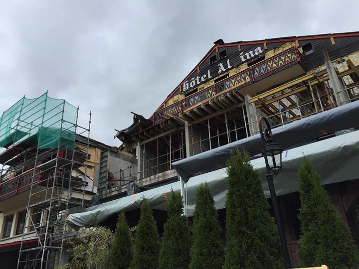 photo en noire et blanc de l'hotel